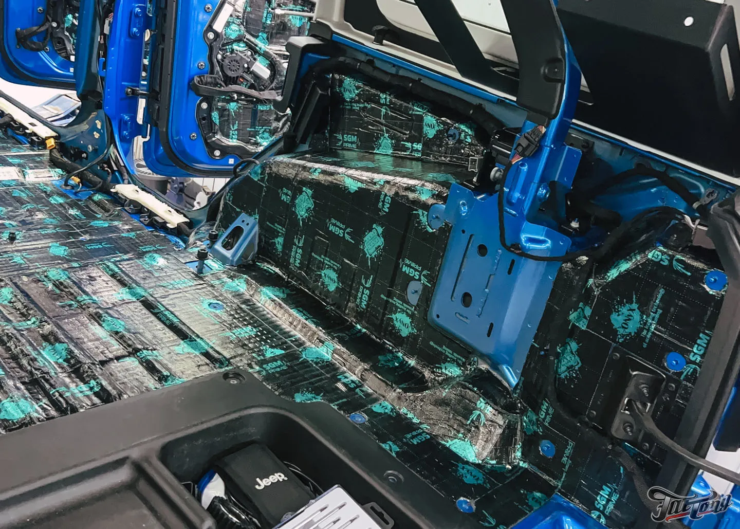 Прокачали Jeep Wrangler Rubicon, часть 1: комплексная шумоизоляция, новая акустическая система, перетяжка элементов в кожу. Процессы